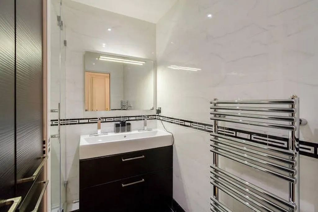 Luxury Flat With Patio Garden *